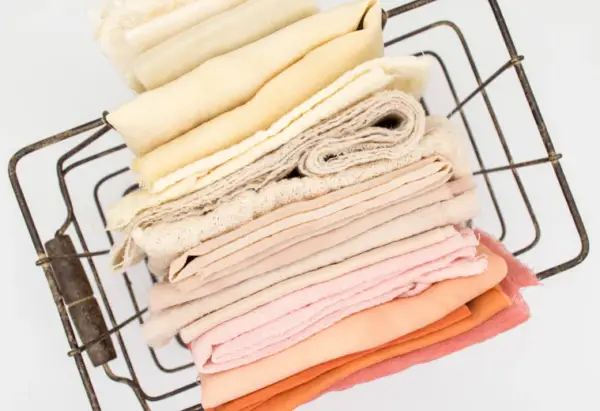 Canasto con ropa y textiles limpios