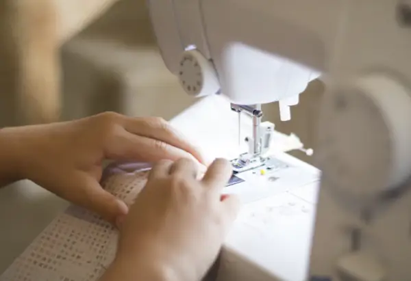 Costura de una prenda en máquina de coser