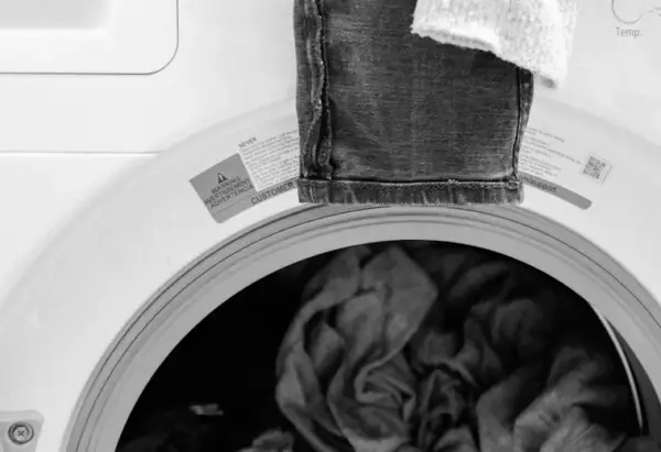 Ropa limpia sobre una lavadora de carga frontal