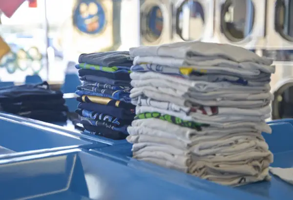 Pila de camisas dobladas
