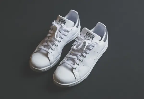 Par de tenis blancos limpios
