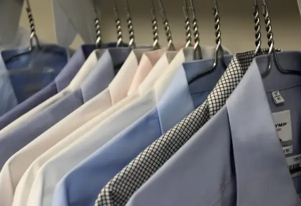 Sacos de vestir colgados en ganchos